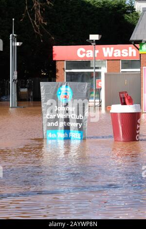 Hereford, Herefordshire, Großbritannien - Montag, 17. Februar 2020 - Überschwemmungen entlang des Ledbury Road Bereichs der Stadt umfassen eine überflutete Texaco-Tankstelle und Autowäsche. Foto Steven May / Alamy Live News Stockfoto