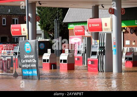 Hereford, Herefordshire, Großbritannien - Montag, 17. Februar 2020 - Die Überschwemmung entlang des Ledbury Road Bereichs der Stadt umfasst eine überflutete Texaco-Tankstelle. Foto Steven May / Alamy Live News Stockfoto