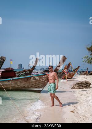 Krabi Thailand Januar 2020, Touristen am Strand, Railay Strand mit einer schönen Kulisse der Insel Ko Rang Nok In Thailand Krabi Stockfoto