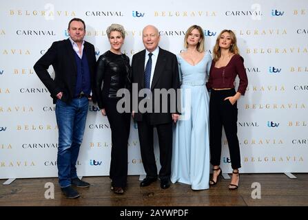 Philip Glenister, Tamsin Greig, Julian Fellowes, Alice Eve und Ella Purnell (von links nach rechts) besuchen die Belgravia Fotocall, die im Soho Hotel in London abgehalten wird. Stockfoto