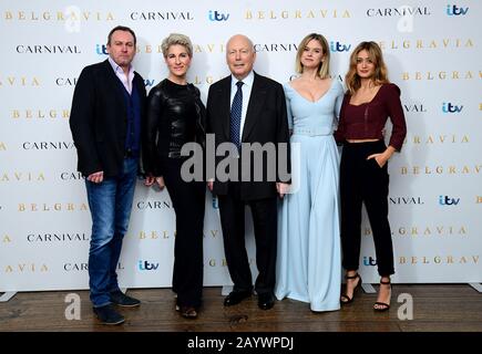 Philip Glenister, Tamsin Greig, Julian Fellowes, Alice Eve und Ella Purnell (von links nach rechts) besuchen die Belgravia Fotocall, die im Soho Hotel in London abgehalten wird. Stockfoto