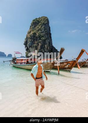 Krabi Thailand Januar 2020, Touristen am Strand, Railay Strand mit einer schönen Kulisse der Insel Ko Rang Nok In Thailand Krabi Stockfoto