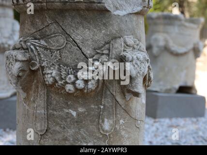Wellenkopf (klassisch Puteal). Dekoriert mit Reliefen von Stierköpfen mit Girlanden. Schloss von Bodrum. Türkei. Stockfoto