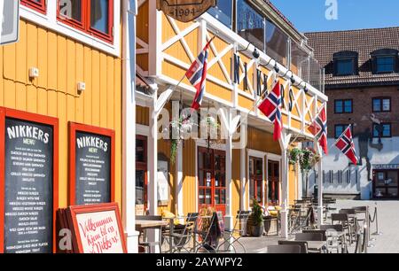 Lillehammer, Norwegen - 5. August 2018: Buntes Holzgebäude mit norwegischen Flaggen in Lillehammer Stockfoto