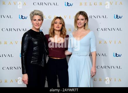 Tamsin Greig (links), Ella Purnell (Mitte) und Alice Eve besuchen die Belgravia Fotocall, die im Soho Hotel in London abgehalten wird. Stockfoto