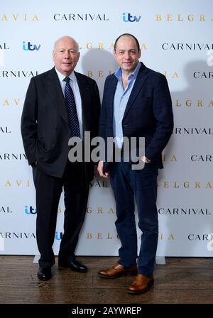 Julian Fellowes (links) und Gareth Neame besuchen den Belgravia Photocall, der im Soho Hotel in London abgehalten wird. Stockfoto