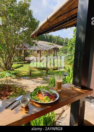 Krabi Thailand Januar 2020, Ein umweltfreundliches Luxusresort in Ao Nang, wo ein tropischer Garten um Anana Krabi liegt Stockfoto