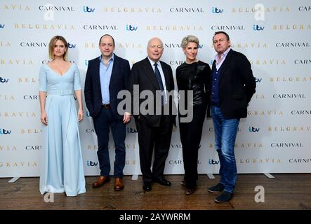 Alice Eve, Gareth Neame, Julian Fellowes, Tamsin Greig und Philip Glenister (von links nach rechts) besuchen den Belgravia Photocall, der im Soho Hotel in London stattfindet. Stockfoto