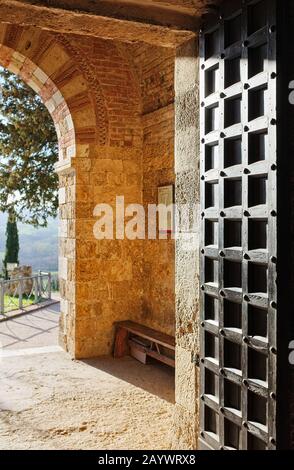 Bogen und Eingangstür und Gardern der Kapelle von San Galgano in Montesieci im Licht des Sonnenuntergangs - Chiusdino, Siena, Toskana, Italien Stockfoto