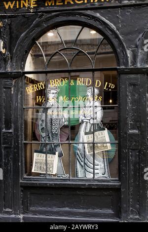 Fassade von Berry Bros & Rudd, Wein- und Geisthändler, St. James's St, London, England Stockfoto