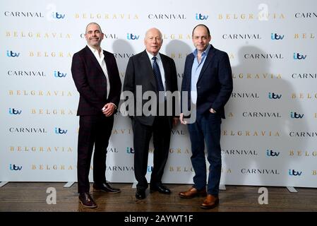 Nigel Marchant (links), Julian Fellowes (Mitte) und Gareth Neame besuchen die Belgravia Fotocall, die im Soho Hotel in London abgehalten wird. Stockfoto