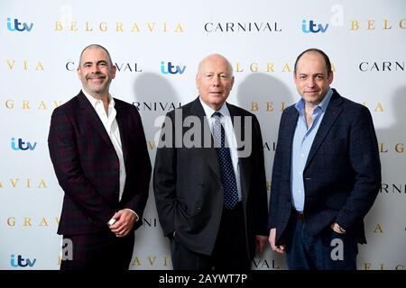 Nigel Marchant (links), Julian Fellowes (Mitte) und Gareth Neame besuchen die Belgravia Fotocall, die im Soho Hotel in London abgehalten wird. Stockfoto