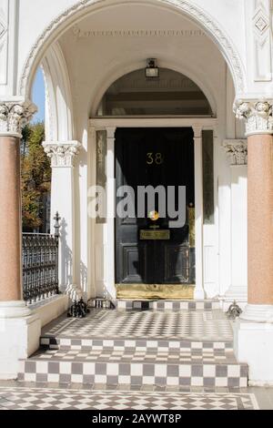 Schwarzen & weiße Fliesen in gefliesten Arbeitsplatte Halbinsel Einheit