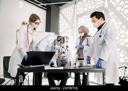 Wissenschaft, Chemie, Medizin, Immunologiekonzept. Junge multirassische Wissenschaftler, die im klinischen Labor Tests oder Forschungen durchführen. Afrikanischer Mann Doktor Stockfoto