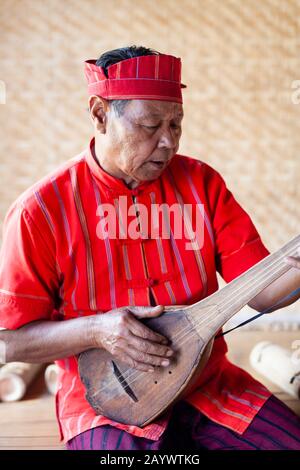 Ein Mann Aus Der Kayah Ethnic Group, Der GITARRE Wie Instrument spielt, Hta Nee La LEH Village, Loikaw, Kayah State, Myanmar. Stockfoto