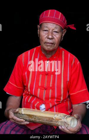 Ein Porträt Eines Mannes Aus Der ethnischen Gruppe Kayah Mit MUSIKINSTRUMENT, Hta Nee La LEH Village, Loikaw, Kayah State, Myanmar. Stockfoto