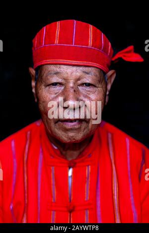 Ein Porträt Eines Mannes Aus Der ethnischen Gruppe Kayah Im Traditionellen Kostüm, Hta Nee La LEH Village, Loikaw, Kayah State, Myanmar. Stockfoto