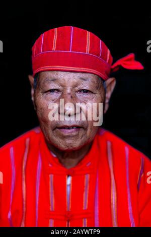 Ein Porträt Eines Mannes Aus Der ethnischen Gruppe Kayah Im Traditionellen Kostüm, Hta Nee La LEH Village, Loikaw, Kayah State, Myanmar. Stockfoto