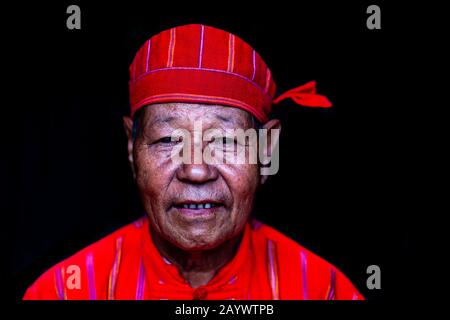 Ein Porträt Eines Mannes Aus Der ethnischen Gruppe Kayah Im Traditionellen Kostüm, Hta Nee La LEH Village, Loikaw, Kayah State, Myanmar. Stockfoto