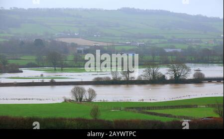 Überschwemmte Ax Valley in East Devon, Großbritannien während des Sturms Dennis. Agrarfelder rund um den Fluss Ax. Stockfoto