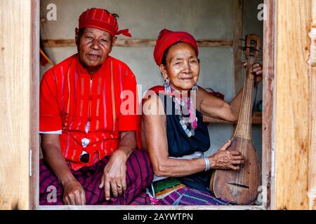 Ein älteres Paar Aus Der Kayah Ethnic Group In Ihrem Zuhause, Hta Nee La LEH Village, Loikaw, Kayah State, Myanmar. Stockfoto