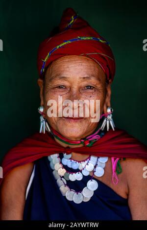 Ein Porträt Einer Frau Aus Der Kayah-Ethnie Im Traditionellen Kostüm, Hta Nee La LEH Village, Loikaw, Kayah State, Myanmar. Stockfoto