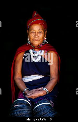 Ein Porträt Einer Frau Aus Der Kayah-Ethnie Im Traditionellen Kostüm, Hta Nee La LEH Village, Loikaw, Kayah State, Myanmar. Stockfoto