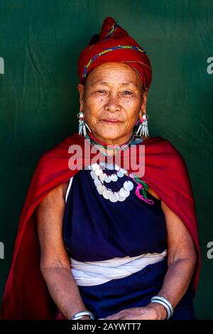 Ein Porträt Einer Frau Aus Der Kayah-Ethnie Im Traditionellen Kostüm, Hta Nee La LEH Village, Loikaw, Kayah State, Myanmar. Stockfoto