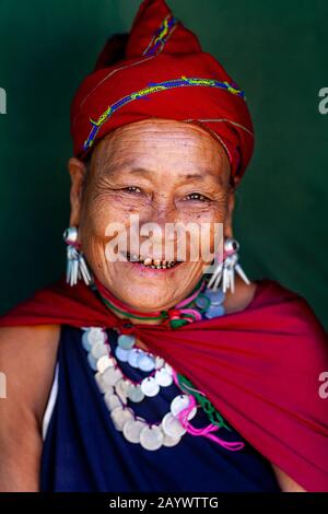 Ein Porträt Einer Frau Aus Der Kayah-Ethnie Im Traditionellen Kostüm, Hta Nee La LEH Village, Loikaw, Kayah State, Myanmar. Stockfoto