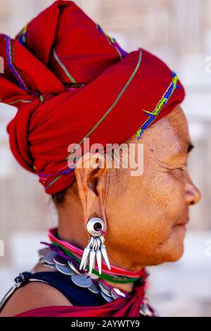 Ein Porträt Einer Frau Aus Der Kayah-Ethnie Im Traditionellen Kostüm, Hta Nee La LEH Village, Loikaw, Kayah State, Myanmar. Stockfoto