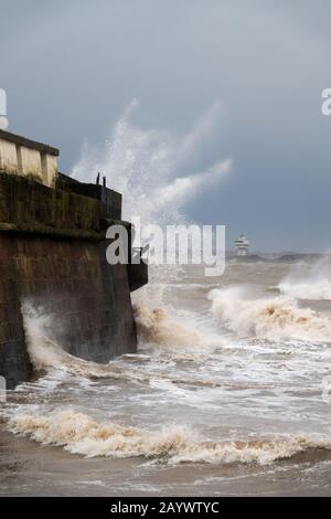 Wellen stürzen während des kürzlichen Sturms Ciara in den Fort Perch Rock bei New Brighton Merseyside. Stockfoto