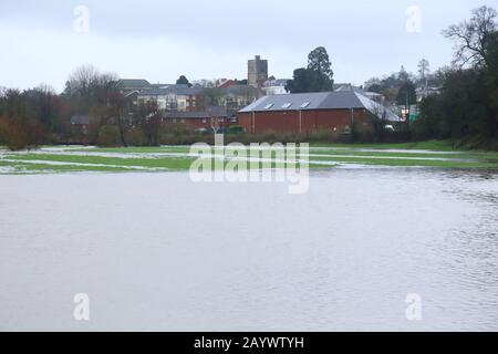 Überschwemmte Ax Valley in East Devon, Großbritannien während des Sturms Dennis. Landwirtschaftliche Felder rund um den Fluss Ax in der Nähe der Stadt Axminster. Stockfoto