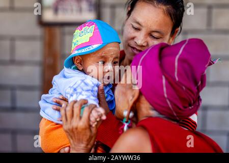 Familienmitglieder Aus Der Ethnischen Gruppe Kayah, Hta Nee La Leh Village, Loikaw, Kayah State, Myanmar. Stockfoto