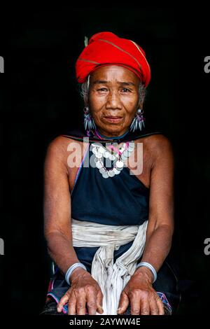 Ein Porträt Einer Frau Aus Der Kayah-Ethnie Im Traditionellen Kostüm, Hta Nee La LEH Village, Loikaw, Kayah State, Myanmar. Stockfoto