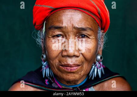 Ein Porträt Einer Frau Aus Der Kayah-Ethnie Im Traditionellen Kostüm, Hta Nee La LEH Village, Loikaw, Kayah State, Myanmar. Stockfoto