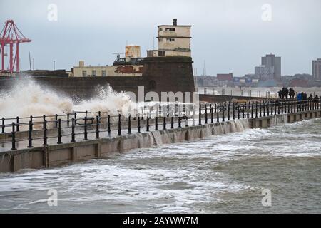 Wellen stürzen während des kürzlichen Sturms Ciara in den Fort Perch Rock bei New Brighton Merseyside. Stockfoto