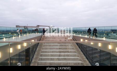 Groningen, Niederlande - 6. Februar 2020: Menschen, die den Panoramablick auf das Stadtbild vom Forum-Gebäude in der Innenstadt von Groningen genießen, kalt überzogen Stockfoto