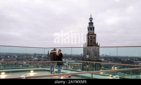 Groningen, Niederlande - 6. Februar 2020: Ein kaukasisches Paar genießt den Panoramablick vom modernen Forum-Gebäude auf dem Dach der Stadt. Stockfoto