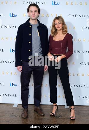 Ella Purnell (rechts) und Jack Bardoe besuchen die Belgravia Photocall, die im Soho Hotel in London abgehalten wird. Stockfoto