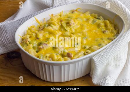 Makkaroni und Käse mit Speck und Schnittlauch - Kitschige Nudelbacke Stockfoto