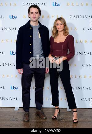 Ella Purnell (rechts) und Jack Bardoe besuchen die Belgravia Photocall, die im Soho Hotel in London abgehalten wird. Stockfoto