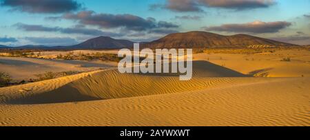 Schöne Landschaft mit Sanddünen im Nationalpark Dunas de Corralejo, Kanarische Inseln, Fuerteventura Stockfoto