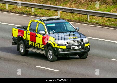 2014 Black Toyota Hilux Icon, Doppelkabine Pickup Truck, D-4D 4X4 DCB; UK Vehicular Traffic, Transport, moderne Fahrzeuge, Fahrzeug, Rettungsfahrzeug, britische Straßen, Motoren, Fahrt in Richtung Süden auf der Autobahn 3 Spur M61; Stockfoto