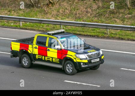 2014 Black Toyota Hilux Icon, Doppelkabine Pickup Truck, D-4D 4X4 DCB; UK Vehicular Traffic, Transport, moderne Fahrzeuge, Fahrzeug, Rettungsfahrzeug, britische Straßen, Motoren, Fahrt in Richtung Süden auf der Autobahn 3 Spur M61; Stockfoto