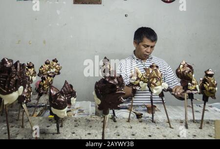 Bandung. Februar 2020. Ein Arbeiter malt sundanesische Holzpuppen oder Wayang Golek in der Kunsthandwerksgalerie Cupumanik in Bandung, West Java, Indonesien, 17. Februar 2020. Die Kunsthandwerksgalerie von Cupumanik produziert die Vielfalt von Wayang Golek für einheimische und ausländische Touristen als Kunsthandwerk und auch für sundanesische Puppendarbietung. Credit: Septianjar/Xinhua/Alamy Live News Stockfoto