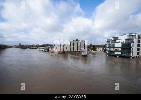 River Wye verursacht schwere Schäden, da Wasser in Hereford City das Ufer bricht. Stockfoto