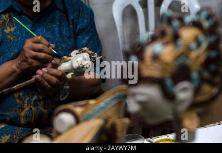 Bandung. Februar 2020. Ein Arbeiter malt sundanesische Holzpuppen oder Wayang Golek in der Kunsthandwerksgalerie Cupumanik in Bandung, West Java, Indonesien, 17. Februar 2020. Die Kunsthandwerksgalerie von Cupumanik produziert die Vielfalt von Wayang Golek für einheimische und ausländische Touristen als Kunsthandwerk und auch für sundanesische Puppendarbietung. Credit: Septianjar/Xinhua/Alamy Live News Stockfoto