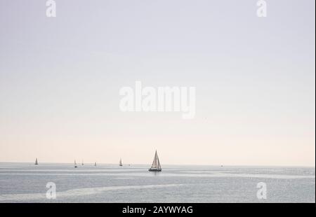 Segelboot segelt an einem klaren Tag im Meer Stockfoto