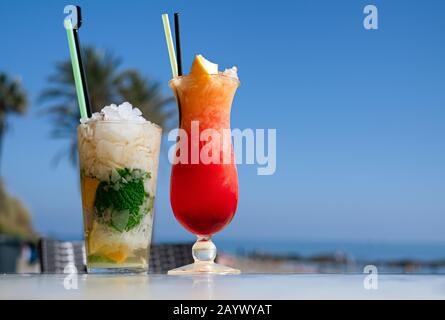 Mojito und san francisco Cocktail an einem Tisch in einer Bar am Strand. Stockfoto