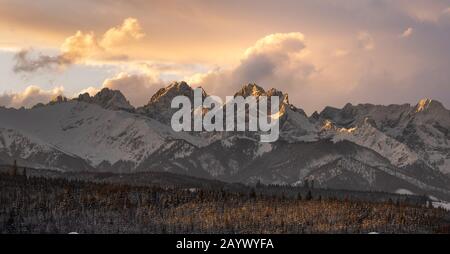 Schneebedeckte Gipfel der Tatra im Licht der aufgehenden Sonne Stockfoto